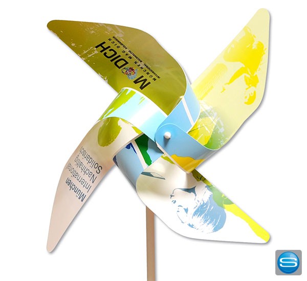 Windmühlen mit bedruckten Flügeln