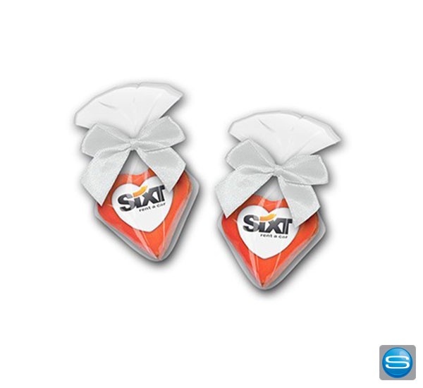 Ansteckbares Lebkuchenherz mit Marzipanlogo